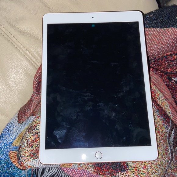 Rose gold iPad 8th gen w/ case and keyboard - Picture 3 of 6